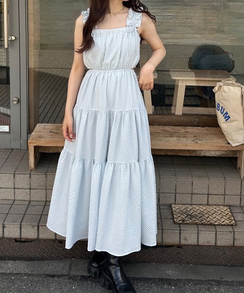 junoah(ジュノア)の「ギャザーショルダーサイドカットティアードワンピース(ワンピース・レディース・ブルー/クリーム/ブラック・MEDIUM/LARGE/SMALL)」の7枚目の写真