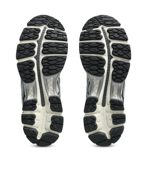 ASICS（アシックス）の「ASICS GEL-KAYANO 12.1（アシックス ゲルカヤノ 12.1）（スニーカー・メンズ・ホワイト系/ベージュ系・23cm/23.5cm/24cm/24.5cm/25cm/25.5cm/26cm/26.5cm/27cm/27.5cm/28cm/28.5cm/29cm）」の9枚目の写真
