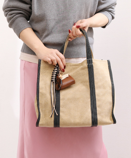 cache cache（カシュ カシュ）の「カシュカシュ cachecache / チャーム付キャンバストート（トートバッグ・レディース・ブラック/ベージュ/ブラウン・FREE）」の3枚目の写真