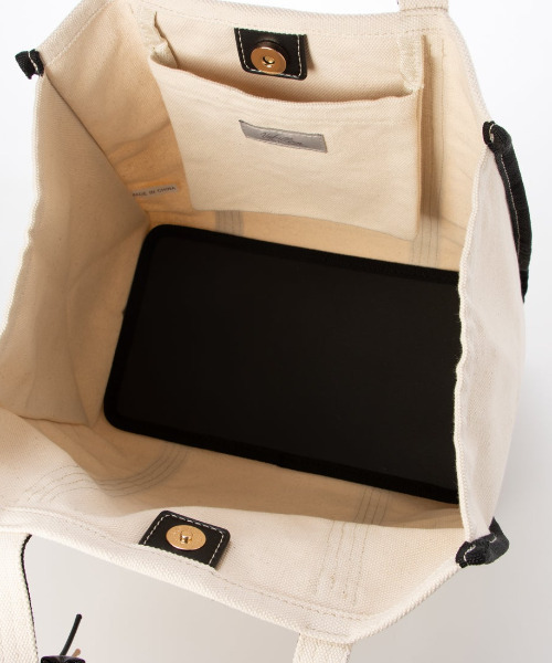 cache cache（カシュ カシュ）の「カシュカシュ cachecache / チャーム付キャンバストート（トートバッグ・レディース・ブラック/ベージュ/ブラウン・FREE）」の6枚目の写真