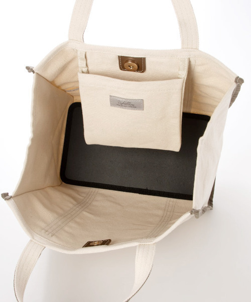 cache cache（カシュ カシュ）の「カシュカシュ cachecache / チャーム付キャンバストート（トートバッグ・レディース・ブラック/ベージュ/ブラウン・FREE）」の12枚目の写真