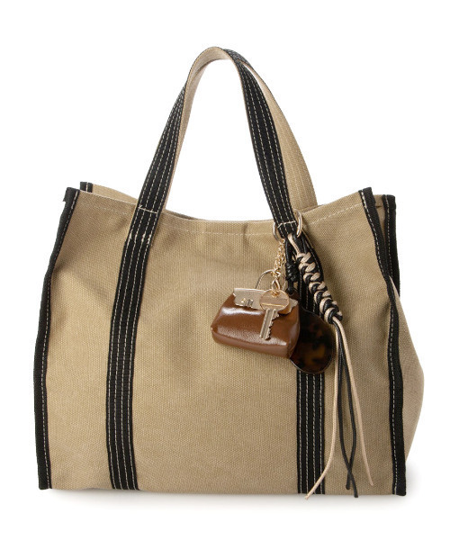 cache cache（カシュ カシュ）の「カシュカシュ cachecache / チャーム付キャンバストート（トートバッグ・レディース・ブラック/ベージュ/ブラウン・FREE）」の15枚目の写真