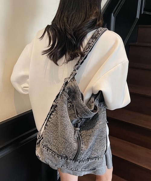 Teem Store(チームストア)の「【3色展開】デニム ビッグショルダーバッグ リュック(ショルダーバッグ・レディース・ライトブルー/ブラック/ダークブルー・F)」の6枚目の写真