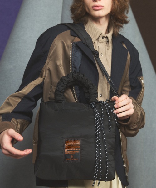 MAISON SPECIAL（メゾンスペシャル）の「《UNISEX》【THEATRE PRODUCTS】Collaboration Multiway Puffer Small Tote Bag/シアタープロダクツコラボレーションマルチウェイパファースモールトートバッグ【MAISON SPECIAL/メゾンスペシャル】（ショルダーバッグ・メンズ・ブラック/グレイッシュベージュ・FREE）」の2枚目の写真