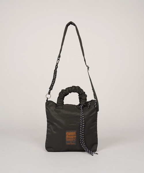 MAISON SPECIAL（メゾンスペシャル）の「《UNISEX》【THEATRE PRODUCTS】Collaboration Multiway Puffer Small Tote Bag/シアタープロダクツコラボレーションマルチウェイパファースモールトートバッグ【MAISON SPECIAL/メゾンスペシャル】（ショルダーバッグ・メンズ・ブラック/グレイッシュベージュ・FREE）」の4枚目の写真