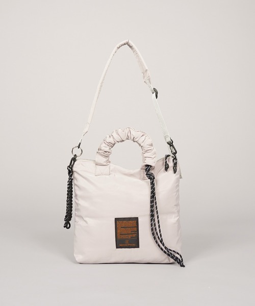 MAISON SPECIAL（メゾンスペシャル）の「《UNISEX》【THEATRE PRODUCTS】Collaboration Multiway Puffer Small Tote Bag/シアタープロダクツコラボレーションマルチウェイパファースモールトートバッグ【MAISON SPECIAL/メゾンスペシャル】（ショルダーバッグ・メンズ・ブラック/グレイッシュベージュ・FREE）」の3枚目の写真