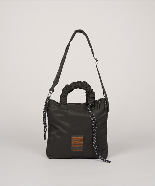MAISON SPECIAL（メゾンスペシャル）の「《UNISEX》【THEATRE PRODUCTS】Collaboration Multiway Puffer Small Tote Bag/シアタープロダクツコラボレーションマルチウェイパファースモールトートバッグ【MAISON SPECIAL/メゾンスペシャル】（ショルダーバッグ・メンズ・ブラック/グレイッシュベージュ・FREE）」の5枚目の写真
