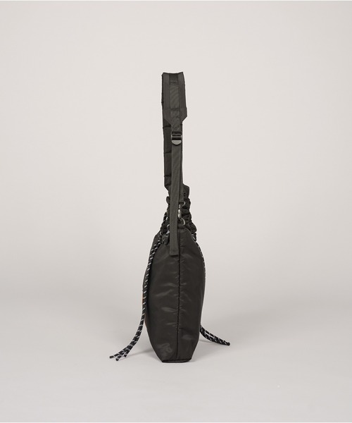 MAISON SPECIAL（メゾンスペシャル）の「《UNISEX》【THEATRE PRODUCTS】Collaboration Multiway Puffer Small Tote Bag/シアタープロダクツコラボレーションマルチウェイパファースモールトートバッグ【MAISON SPECIAL/メゾンスペシャル】（ショルダーバッグ・メンズ・ブラック/グレイッシュベージュ・FREE）」の6枚目の写真