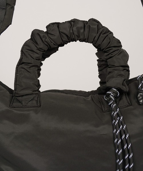 MAISON SPECIAL（メゾンスペシャル）の「《UNISEX》【THEATRE PRODUCTS】Collaboration Multiway Puffer Small Tote Bag/シアタープロダクツコラボレーションマルチウェイパファースモールトートバッグ【MAISON SPECIAL/メゾンスペシャル】（ショルダーバッグ・メンズ・ブラック/グレイッシュベージュ・FREE）」の9枚目の写真
