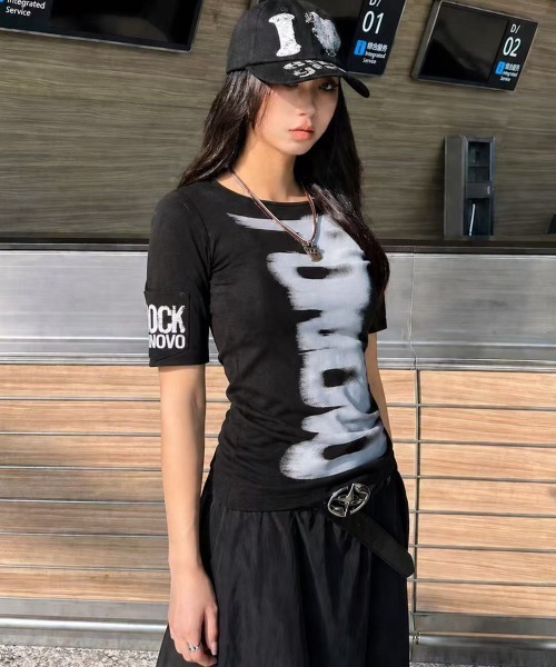 DIAVEL(ディアベル)の「2wayオフショル半袖トップス/ブラッシュプリントデザイン Tシャツ(Tシャツ/カットソー・レディース・ホワイト/ブラック・M)」の4枚目の写真