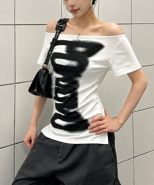DIAVEL(ディアベル)の「2wayオフショル半袖トップス/ブラッシュプリントデザイン Tシャツ(Tシャツ/カットソー・レディース・ホワイト/ブラック・M)」の5枚目の写真