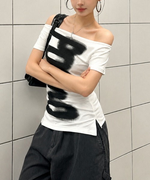 DIAVEL(ディアベル)の「2wayオフショル半袖トップス/ブラッシュプリントデザイン Tシャツ(Tシャツ/カットソー・レディース・ホワイト/ブラック・M)」の6枚目の写真