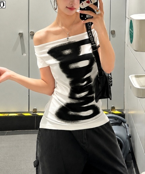 DIAVEL(ディアベル)の「2wayオフショル半袖トップス/ブラッシュプリントデザイン Tシャツ(Tシャツ/カットソー・レディース・ホワイト/ブラック・M)」の7枚目の写真