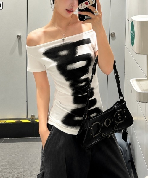 DIAVEL(ディアベル)の「2wayオフショル半袖トップス/ブラッシュプリントデザイン Tシャツ(Tシャツ/カットソー・レディース・ホワイト/ブラック・M)」の8枚目の写真