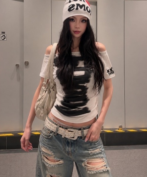 DIAVEL(ディアベル)の「2wayオフショル半袖トップス/ブラッシュプリントデザイン Tシャツ(Tシャツ/カットソー・レディース・ホワイト/ブラック・M)」の14枚目の写真