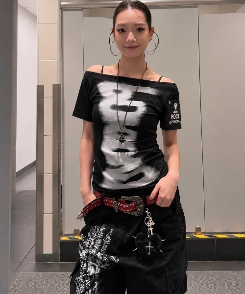 DIAVEL(ディアベル)の「2wayオフショル半袖トップス/ブラッシュプリントデザイン Tシャツ(Tシャツ/カットソー・レディース・ホワイト/ブラック・M)」の20枚目の写真