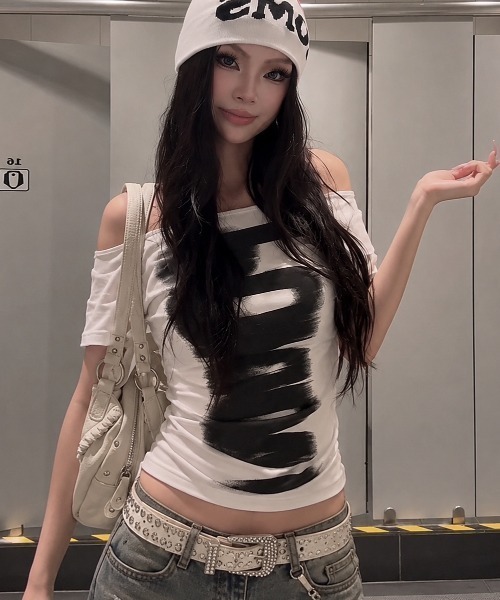 DIAVEL(ディアベル)の「2wayオフショル半袖トップス/ブラッシュプリントデザイン Tシャツ(Tシャツ/カットソー・レディース・ホワイト/ブラック・M)」の16枚目の写真