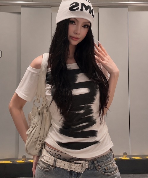 DIAVEL(ディアベル)の「2wayオフショル半袖トップス/ブラッシュプリントデザイン Tシャツ(Tシャツ/カットソー・レディース・ホワイト/ブラック・M)」の15枚目の写真