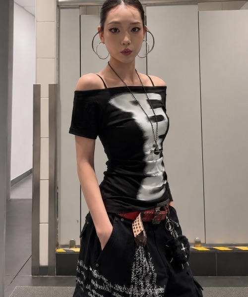 DIAVEL(ディアベル)の「2wayオフショル半袖トップス/ブラッシュプリントデザイン Tシャツ(Tシャツ/カットソー・レディース・ホワイト/ブラック・M)」の21枚目の写真