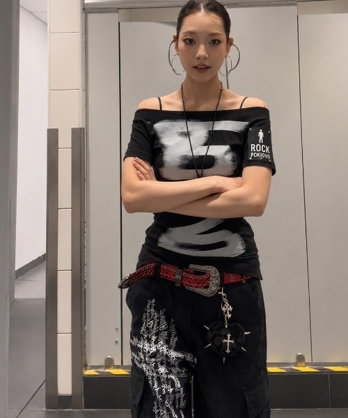 DIAVEL(ディアベル)の「2wayオフショル半袖トップス/ブラッシュプリントデザイン Tシャツ(Tシャツ/カットソー・レディース・ホワイト/ブラック・M)」の22枚目の写真