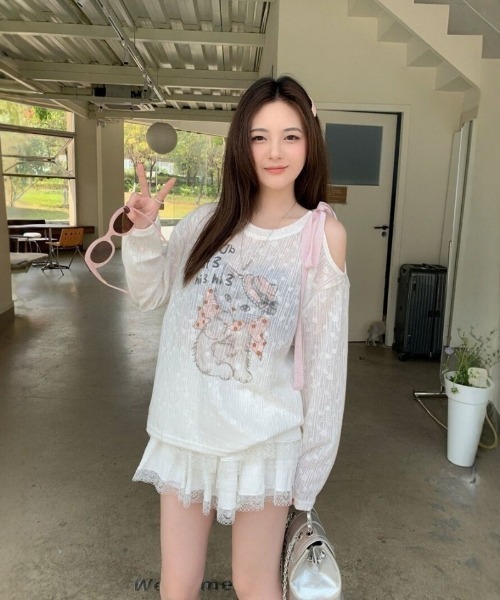 Ritzy（リッツィー）の「リボンショルダーシアープリントトップス（Tシャツ/カットソー・レディース・ホワイト・M/L）」の2枚目の写真