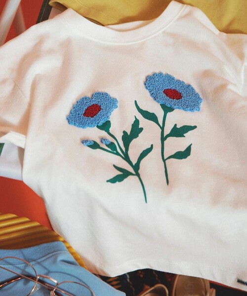 aBity select(アビティセレクト)の「【aBity select./アビティセレクト】サガラ刺繍フラワー半袖Tシャツ(Tシャツ/カットソー・キッズ・オフホワイト/マスタード/ブルー・130/110/100/120/90)」の4枚目の写真