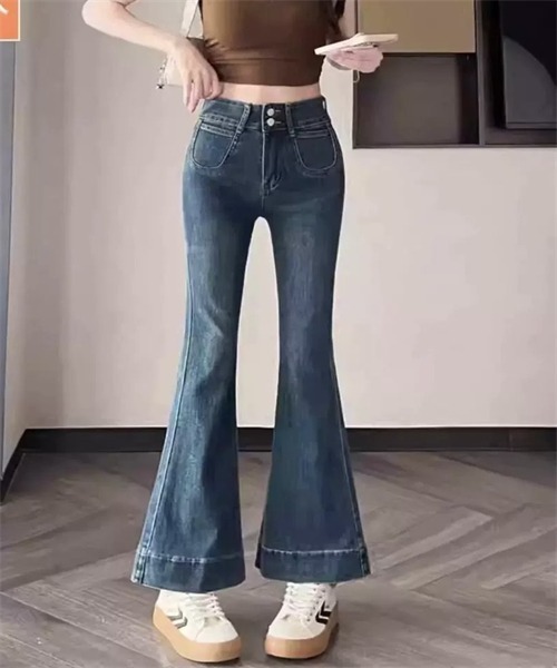 FREE STYLISTS(フリー スタイリスト)の「9分丈フレアストレッチデニムパンツ(デニムパンツ・レディース・ライトブルー/ブルー・S/M/2XL/3XL/4XL/L/XL/XS)」の1枚目の写真