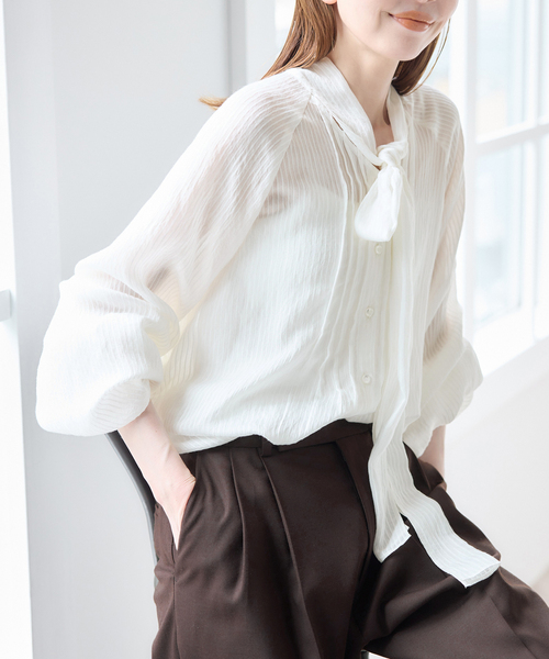 U by SPICK&SPAN(ユーバイスピックアンドスパン)の「シアーストライプ2WAYボウタイブラウス(シャツ/ブラウス・レディース・ブラック/ホワイト・FREE)」の2枚目の写真