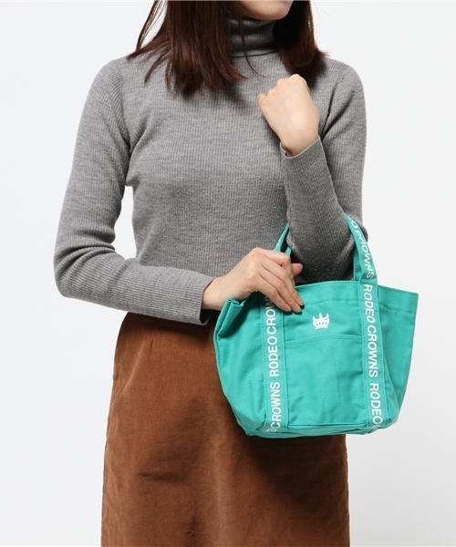 RODEO CROWNS WIDE BOWL（ロデオクラウンズワイドボウル）の「クラウンズ ロゴ テープ ミニトート（ショルダーバッグ・レディース・ピンク/レッド/オレンジ/カモフラージュ/ターコイズブルー/ブルー/オフホワイト/ブラック系その他/ライトブルー/ブラック・FREE）」の14枚目の写真