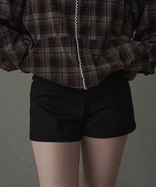 FEKETE(フェケテ)の「back zip-up compact shorts / タイトショートパンツ(その他パンツ・レディース・ブラック/ミント/ネイビー・LARGE/MEDIUM/SMALL)」の1枚目の写真