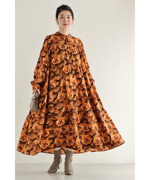 cawaii(カワイイ)の「琥珀色のバラ咲くロングワンピース(紐ベルト付き)(ワンピース・レディース・オレンジ・FREE)」の2枚目の写真