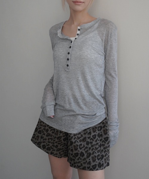 Rashik(ラシク)の「【Rashik】ヘンリーネックシアートップス(Tシャツ/カットソー・レディース・グレー/ホワイト/ブラック/ピンク・FREE)」の3枚目の写真