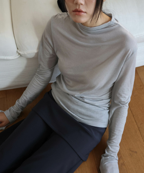 LYNTE(リンテ)の「シャドウ ハーフネックトップ(チャコール)(Tシャツ/カットソー・レディース・その他・FREE)」の2枚目の写真