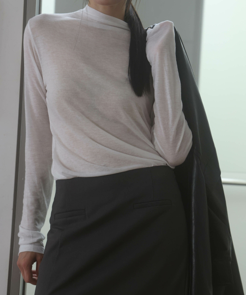 LYNTE(リンテ)の「シャドウ ハーフネックトップ(チャコール)(Tシャツ/カットソー・レディース・その他・FREE)」の4枚目の写真
