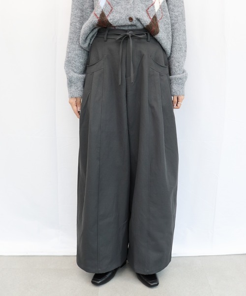 BONLECILL（ボンルシール）の「タックデザインストレッチコクーンパンツ（その他パンツ・レディース・ブラック/グレー・M/L）」の6枚目の写真