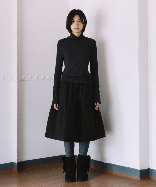 OHESHIO(オヘシオ)の「TWO-WAY BUTTON TURTLENECK T-SHIRT, CHARCOAL(Tシャツ/カットソー・レディース・その他・FREE)」の2枚目の写真