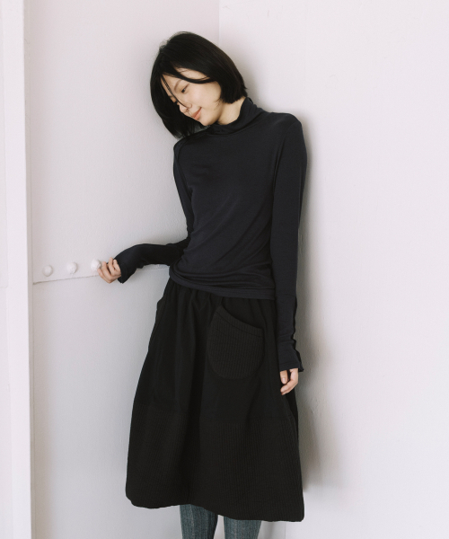 OHESHIO(オヘシオ)の「TWO-WAY BUTTON TURTLENECK T-SHIRT, CHARCOAL(Tシャツ/カットソー・レディース・その他・FREE)」の4枚目の写真