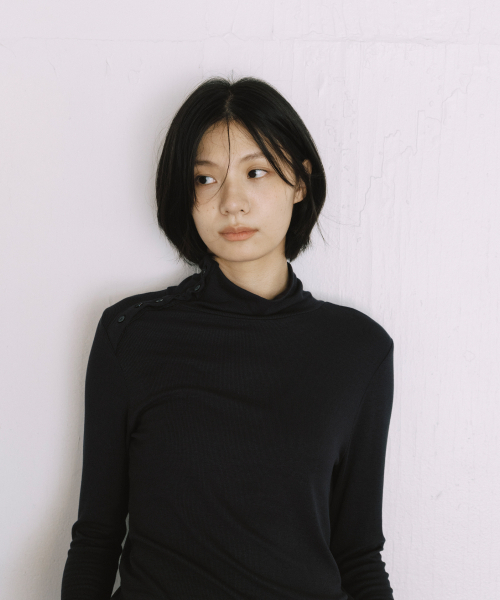 OHESHIO(オヘシオ)の「TWO-WAY BUTTON TURTLENECK T-SHIRT, CHARCOAL(Tシャツ/カットソー・レディース・その他・FREE)」の5枚目の写真
