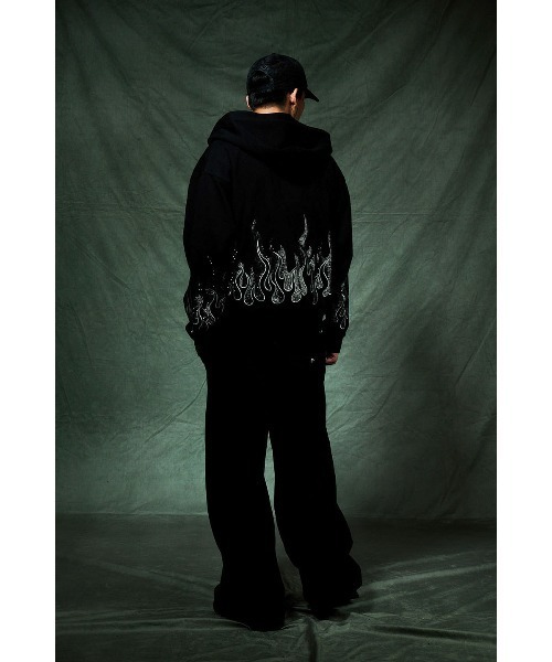 SUPPLIER（サプライヤー）の「ジップフーディ｜Fire Pattern Rhinestone Zip Hoodie｜SUPPLIER（パーカー・メンズ・ブラック/レッド・LARGE/X-LARGE/SMALL/MEDIUM）」の6枚目の写真