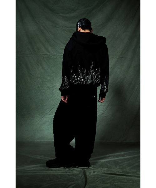 SUPPLIER（サプライヤー）の「ジップフーディ｜Fire Pattern Rhinestone Zip Hoodie｜SUPPLIER（パーカー・メンズ・ブラック/レッド・LARGE/X-LARGE/SMALL/MEDIUM）」の5枚目の写真