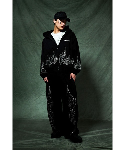 SUPPLIER（サプライヤー）の「ジップフーディ｜Fire Pattern Rhinestone Zip Hoodie｜SUPPLIER（パーカー・メンズ・ブラック/レッド・LARGE/X-LARGE/SMALL/MEDIUM）」の4枚目の写真