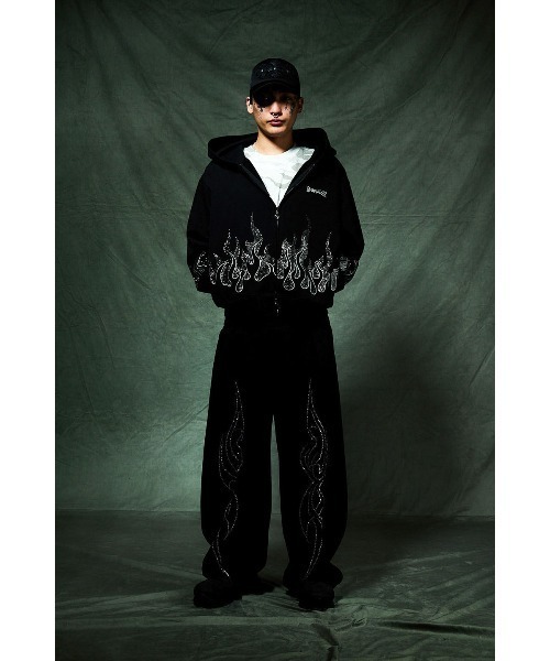 SUPPLIER（サプライヤー）の「ジップフーディ｜Fire Pattern Rhinestone Zip Hoodie｜SUPPLIER（パーカー・メンズ・ブラック/レッド・LARGE/X-LARGE/SMALL/MEDIUM）」の3枚目の写真