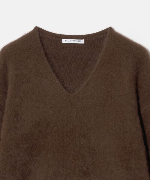 BEAUTY&YOUTH UNITED ARROWS(ビューティーアンドユースユナイテッドアローズ)の「フォックスカシミヤブレンド Vネック ニットプルオーバー(ニット/セーター・レディース・ブラック/ダークブラウン/ナチュラル/レッド・FREE)」の6枚目の写真