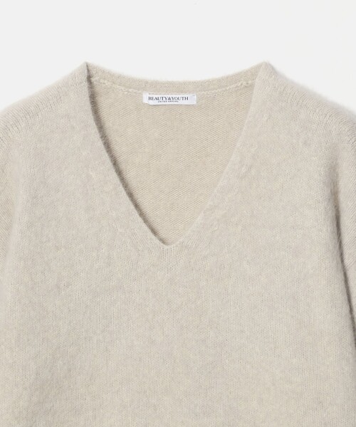 BEAUTY&YOUTH UNITED ARROWS(ビューティーアンドユースユナイテッドアローズ)の「フォックスカシミヤブレンド Vネック ニットプルオーバー(ニット/セーター・レディース・ブラック/ダークブラウン/ナチュラル/レッド・FREE)」の13枚目の写真