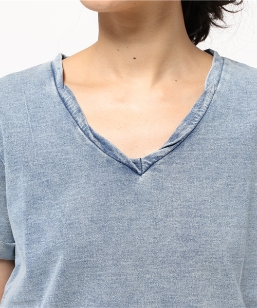 VENCEEXCHANGE（ヴァンスエクスチェンジ）の「インディゴケミカルVネックTシャツ（Tシャツ/カットソー・レディース・ブルー・MEDIUM）」の5枚目の写真
