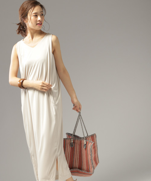 BAYFLOW（ベイフロー）の「Vネックノースリワンピース（ワンピース・レディース・アイボリー/ブラック/ワイン/ネイビー/ライトグレー/ブラウン/キャメル・SMALL/MEDIUM）」の11枚目の写真