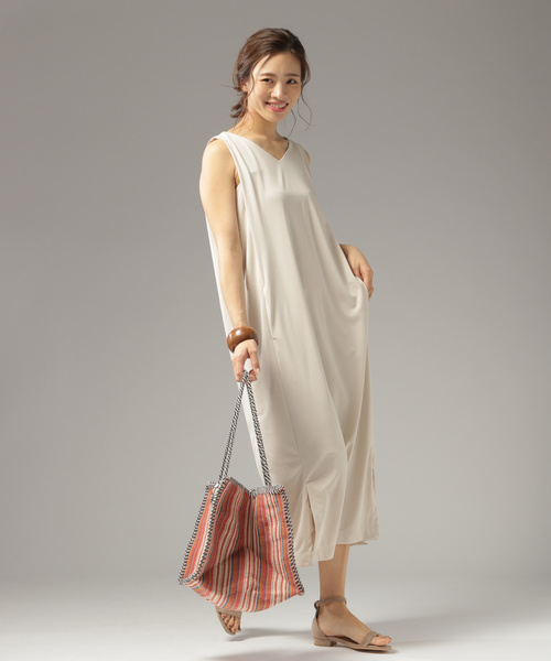 BAYFLOW（ベイフロー）の「Vネックノースリワンピース（ワンピース・レディース・アイボリー/ブラック/ワイン/ネイビー/ライトグレー/ブラウン/キャメル・SMALL/MEDIUM）」の15枚目の写真