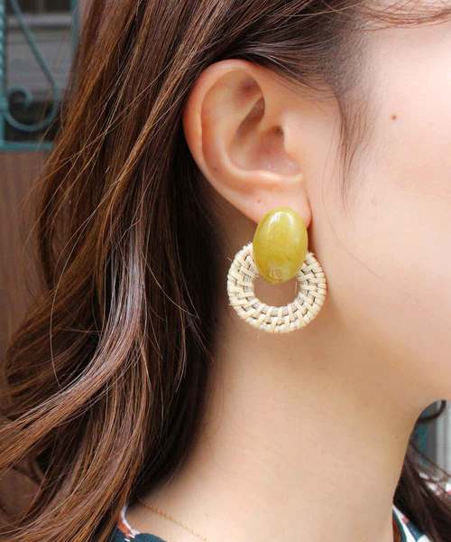 MODE ROBE（モードローブ）の「マーブルパーツ×ラタンフープ ピアス（ピアス（両耳用）・レディース・ブラウン/マスタード・FREE）」の2枚目の写真