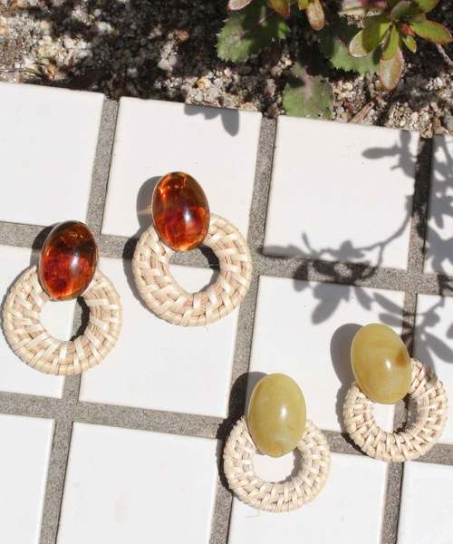 MODE ROBE（モードローブ）の「マーブルパーツ×ラタンフープ ピアス（ピアス（両耳用）・レディース・ブラウン/マスタード・FREE）」の3枚目の写真