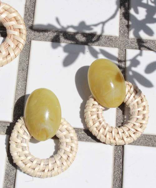 MODE ROBE（モードローブ）の「マーブルパーツ×ラタンフープ ピアス（ピアス（両耳用）・レディース・ブラウン/マスタード・FREE）」の4枚目の写真